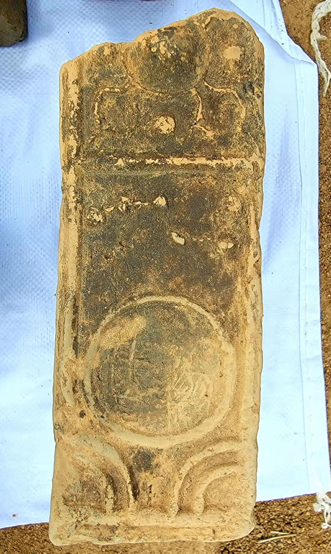 图为东汉晚期砖室墓内出土的刻有北斗七星图案的画像砖.