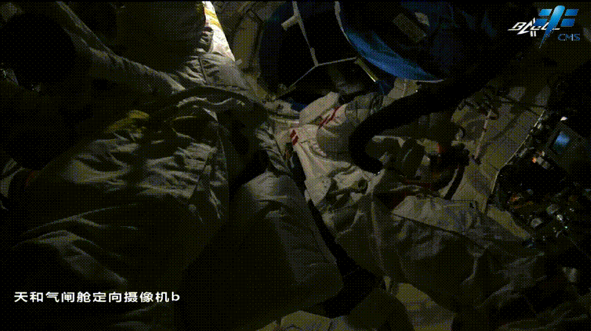 ▲ 航天员开展准备工作 图片来源：中国航天科技集团