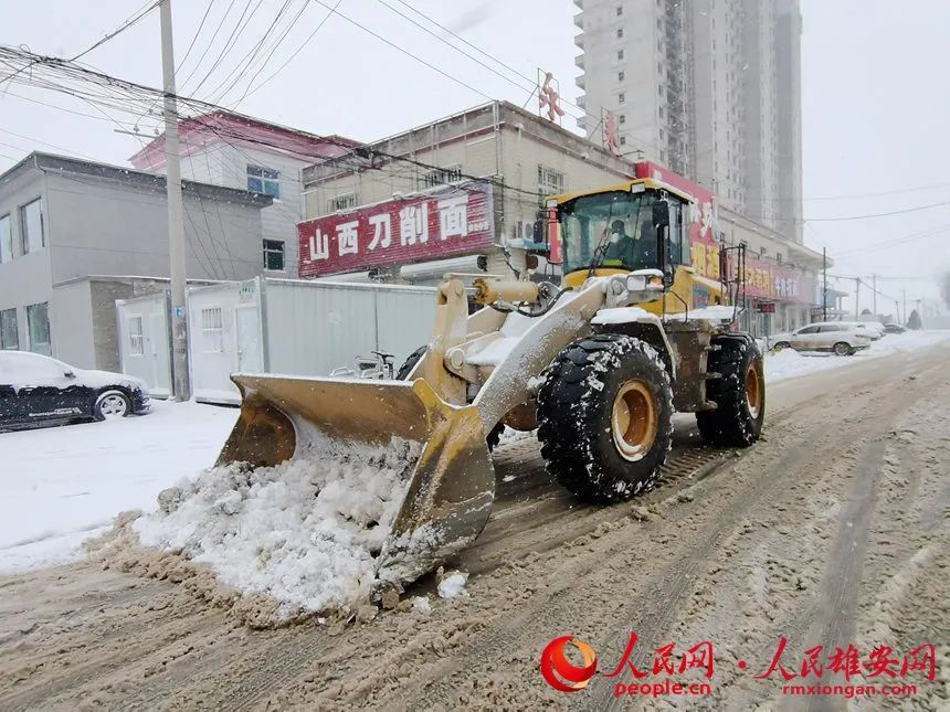 雄县米家务镇组织人员机械清理积雪.丁敏摄