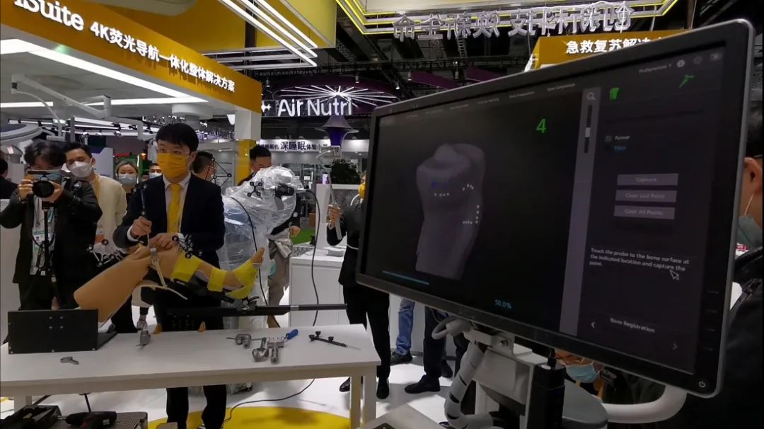 史赛克展台工作人员现场演示Mako智慧关节机器人。