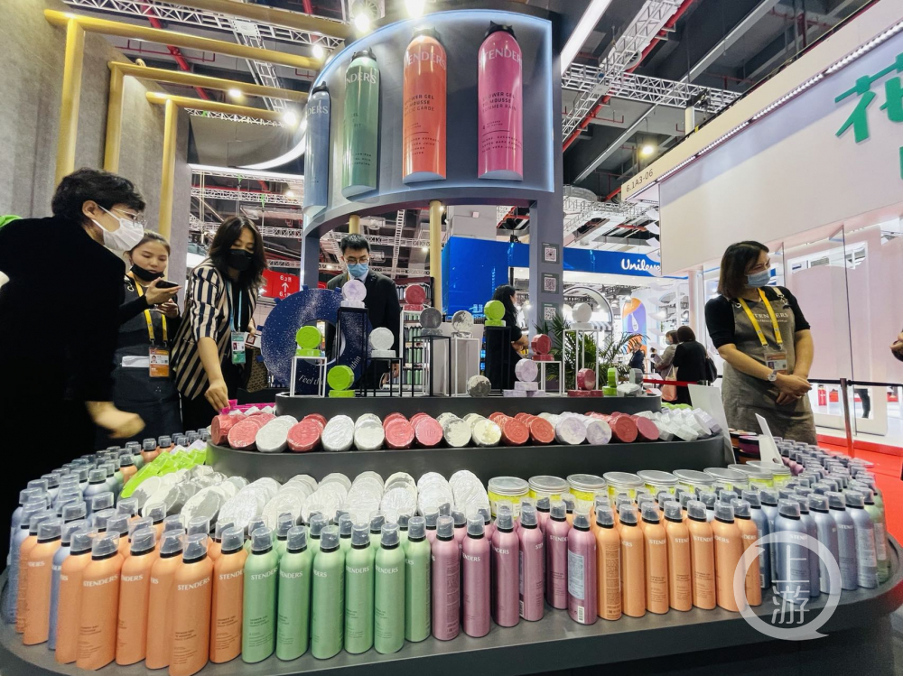 11月6日,进博会化妆品展区,各类香氛产品以更平民化的优势,吸引了
