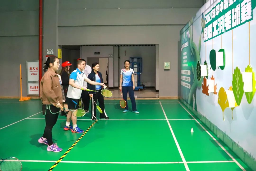赛场一侧参加趣味羽毛球挑战活动的老师们(聂竹君 摄)