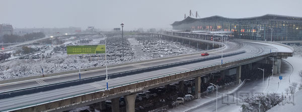 力保航班正常降雪开始后,石家庄机场各单位及时开展了航空器,跑道