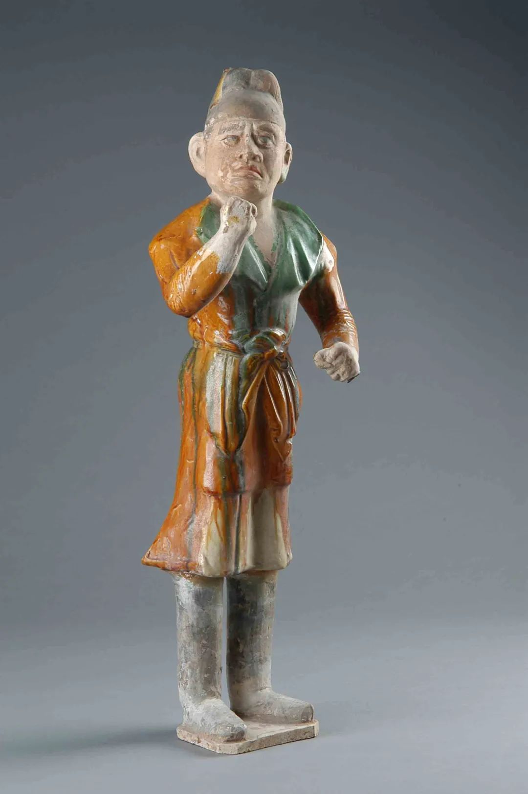 唐三彩牵引胡人俑,馆藏于洛阳博物馆.