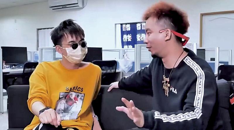 制作人“乌鸦DoKa TV”（右）采访台湾网军公司主席（左）
