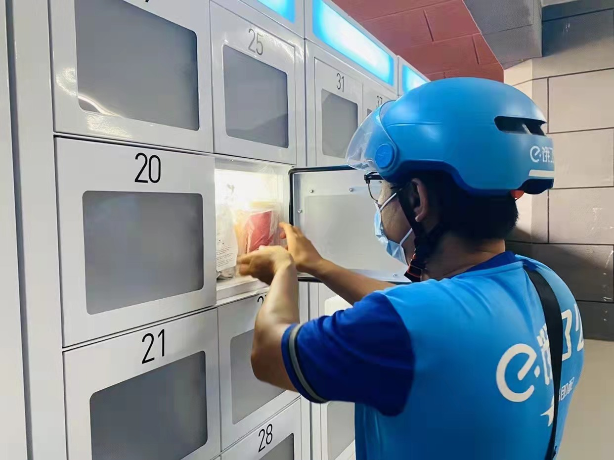 防疫新常态下,智能取餐柜助力无接触配送.