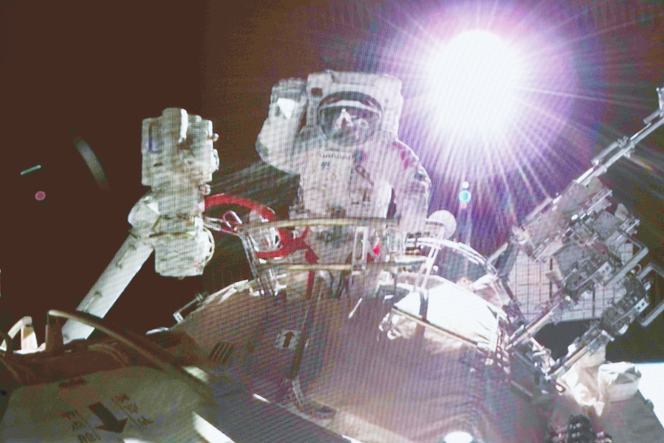 神舟十三号航天员翟志刚出舱画面. 新华社发(郭中正 摄)