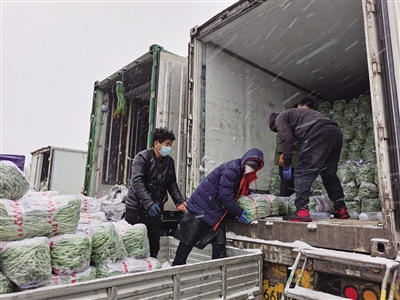 昨日，新发地市场蔬菜交易区，工作人员搬运蔬菜。11月6日新发地蔬菜上市量增长12%，价格稳中有降。新京报记者 陈琳 摄