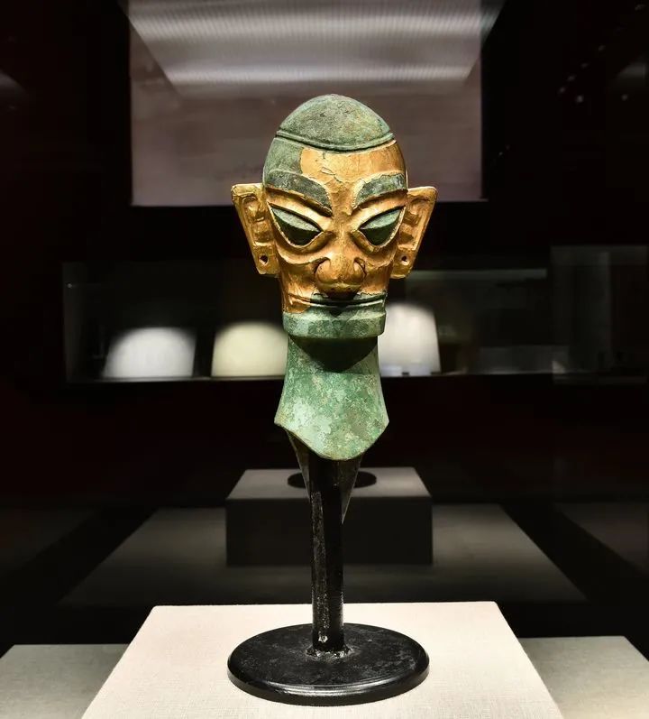 商中期罩金面青铜人头像.1986年四川广汉三星堆一,二号祭祀坑出土.