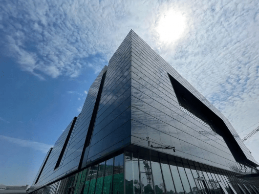 松江这家企业大楼玻璃会发电年产清洁能源达23万千瓦时