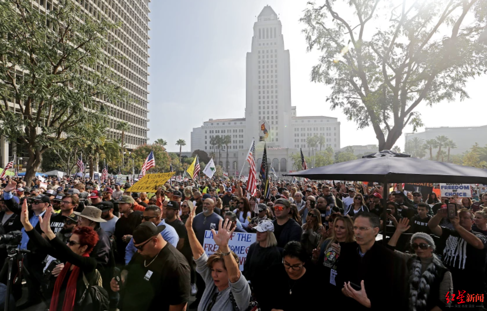 ▲11月8日，数千名美国公民在洛杉矶市中心抗议，反对强制疫苗接种