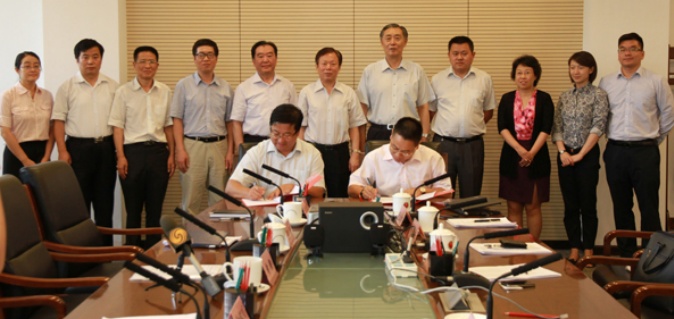 凤凰教育执行董事兼行政总裁吴炜强先生代表凤凰教育签署合作