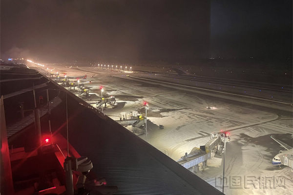 长春机场无畏风雪保天路打响冬季保障第一战