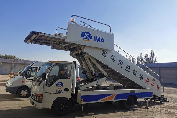 对客梯车液压系统进行隐患排查(王晶新/摄)包头机场冬季较为寒冷,为