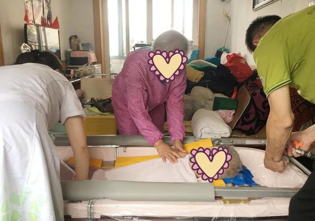 有爱他们带着浴缸上门助浴老人洗澡不再难