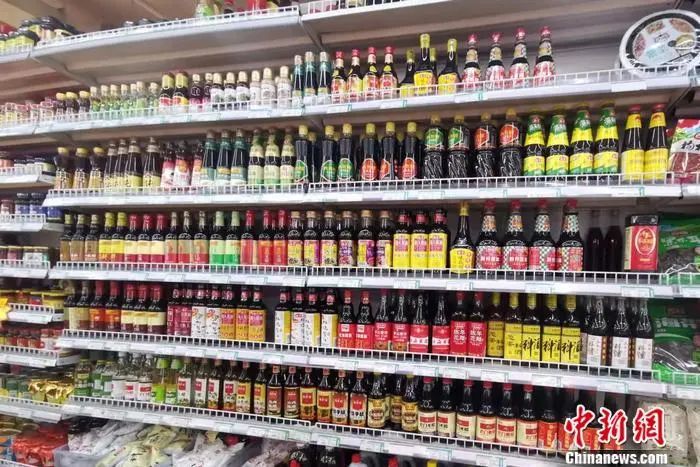 图为超市内的调味品区。中新网记者 谢艺观 摄