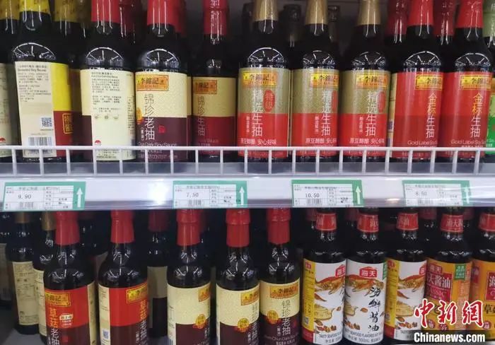 图为超市里售卖的酱油产品。中新网记者 谢艺观 摄