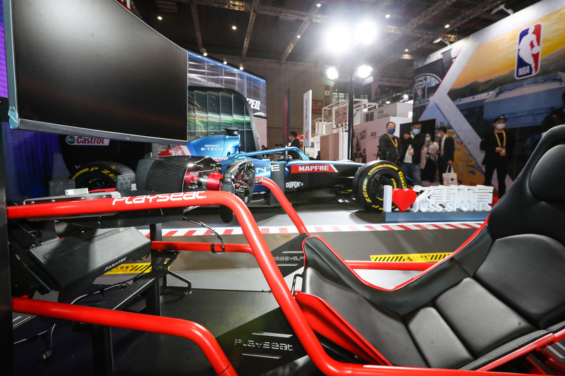 观众们可以坐进驾驶舱,亲身感受一把驾驶"f1赛车"的速度与激情