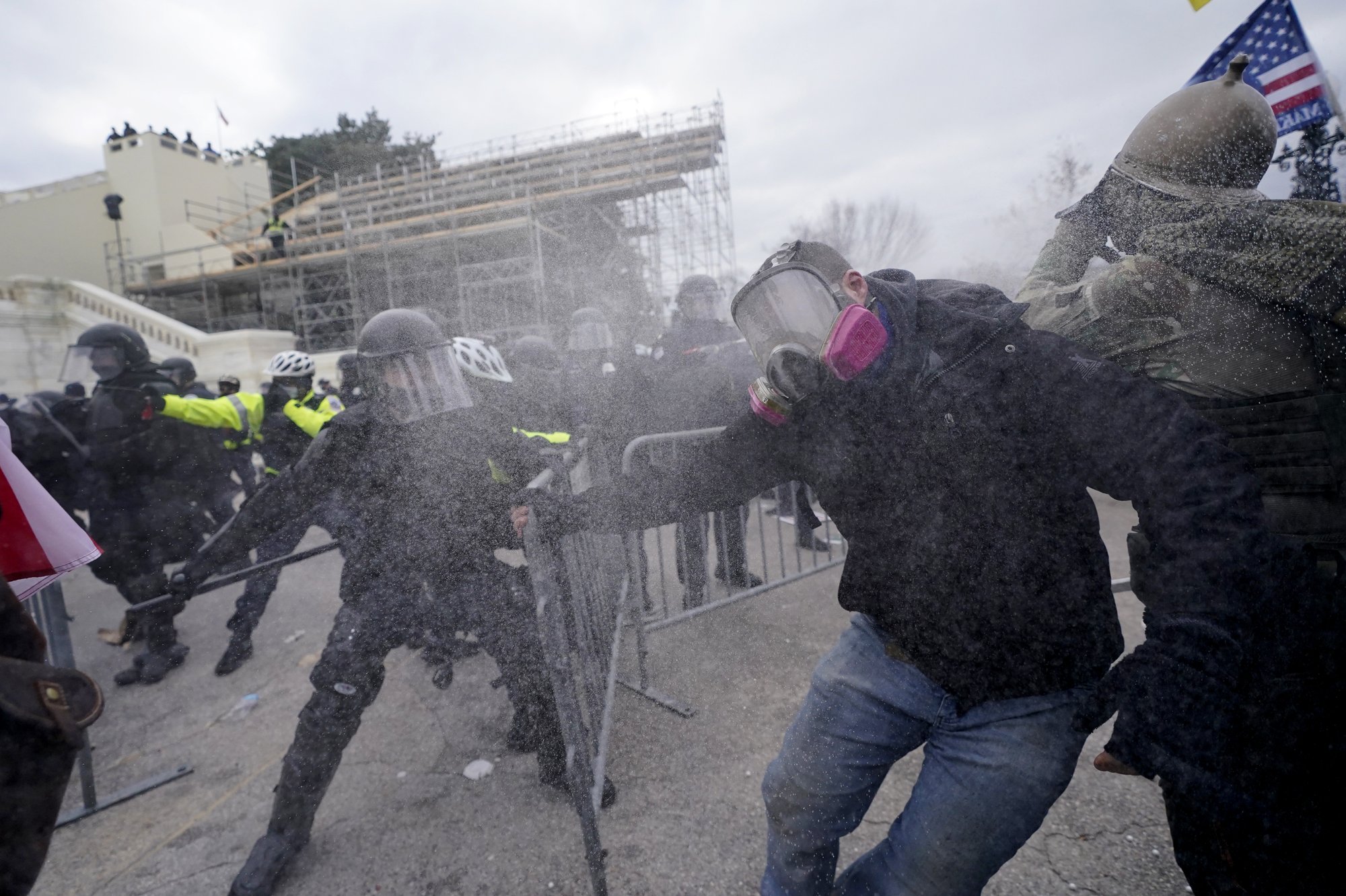 △2021年1月6日，华盛顿的国会大厦前示威人员突破警察设置的障碍（图片来自：美联社）
