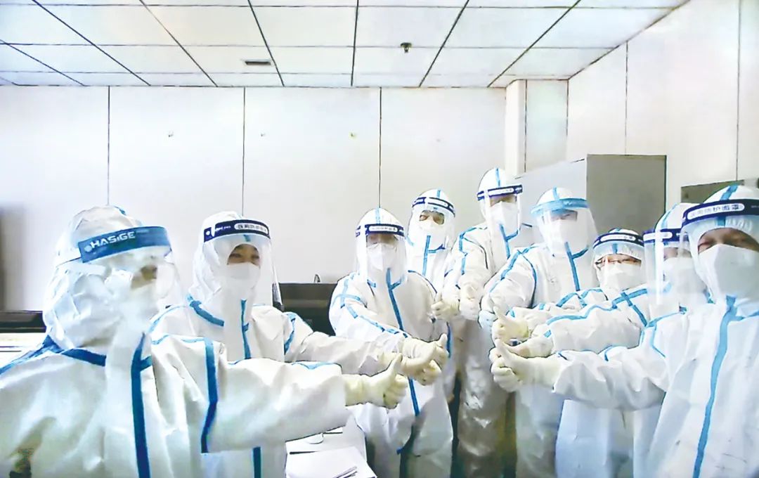 中国疾控中心派遣的专家组成员和河北省胸科医院医务人员一起并肩战斗