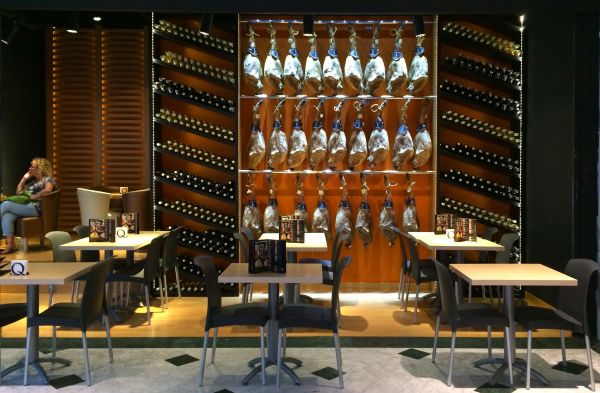 西班牙超市变成电商？员工改行当导购 手持平板电脑帮顾客扫货