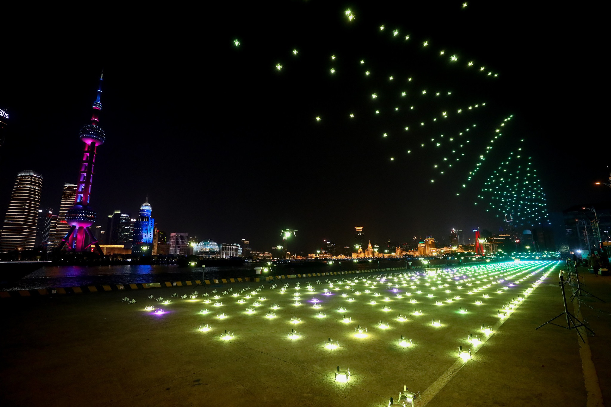 上海北外滩千架无人机表演致敬首个警察节