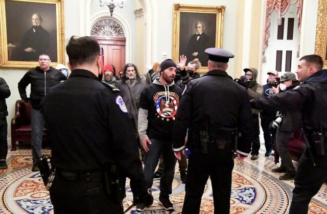资料图：抗议者进入美国国会大厦
