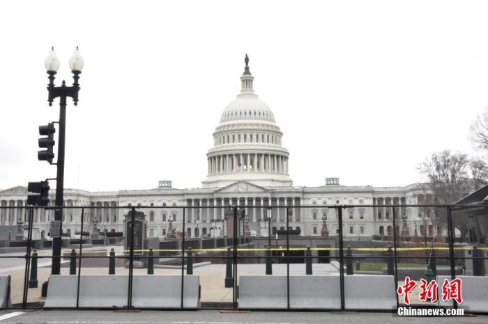 当地时间1月8日，美国国会大厦四周设置约2米高的黑色铁栅栏，国民警卫队也在周边巡逻。示威者6日冲击国会事件已致5人死亡，包括一名警察。众议长佩洛西8日宣布降半旗向其致哀。中新社记者 沙晗汀 摄