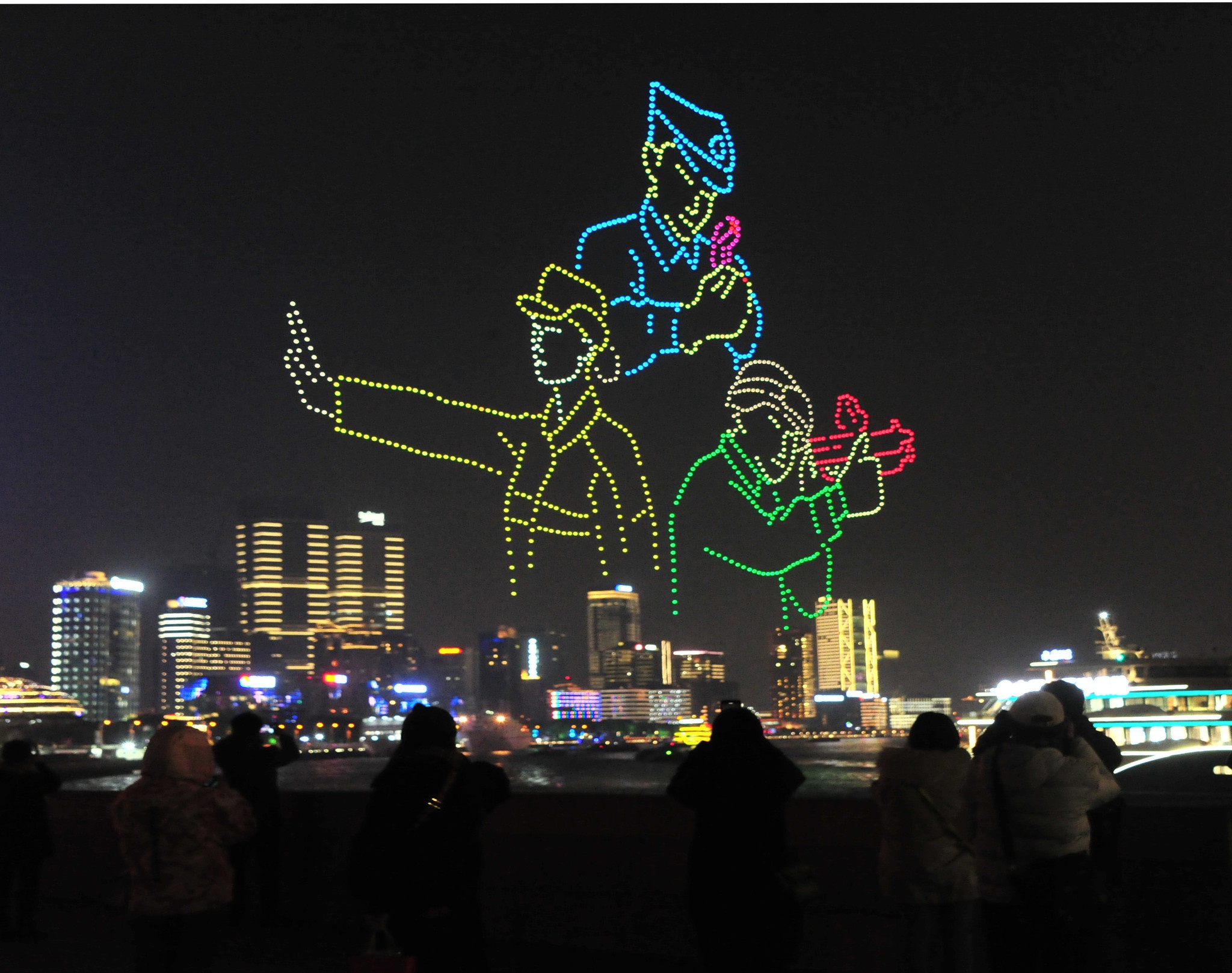 上海北外滩千架无人机表演致敬首个警察节