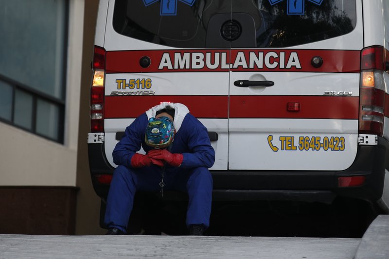 △加州一名护士坐在救护车后保险杠上休息（图片来自：美联社）