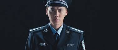 形象宣传片讲述人李易峰身着的警服上，警号为“012339”