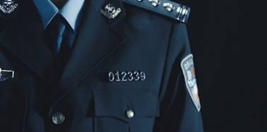 形象宣传片讲述人李易峰身着的警服上，警号为“012339”