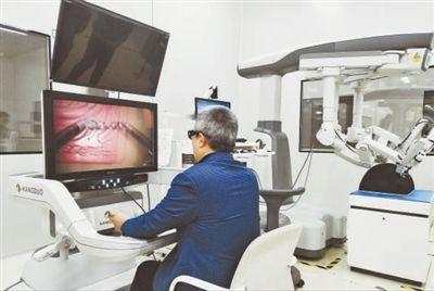 工作人员体验苏州康多研发的国产腹腔镜手术机器人。 苏州高新区供图