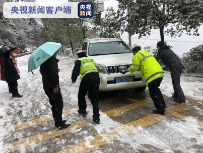 寒潮致10条主干道路结冰！云南昭通交警全力抗冰保通