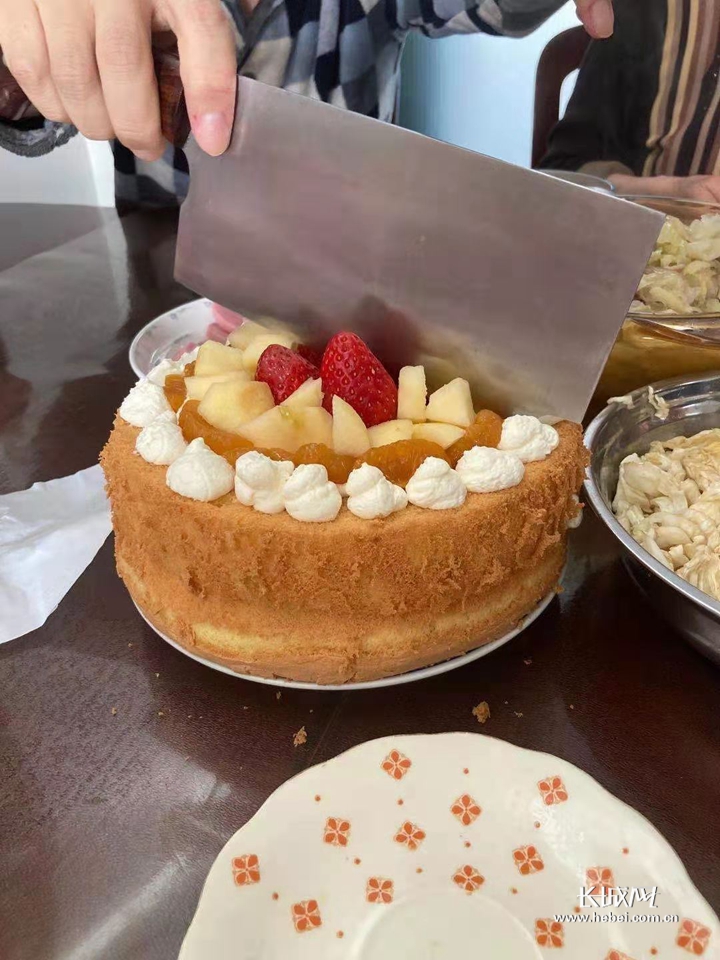 切蛋糕,过生日.受访者供图