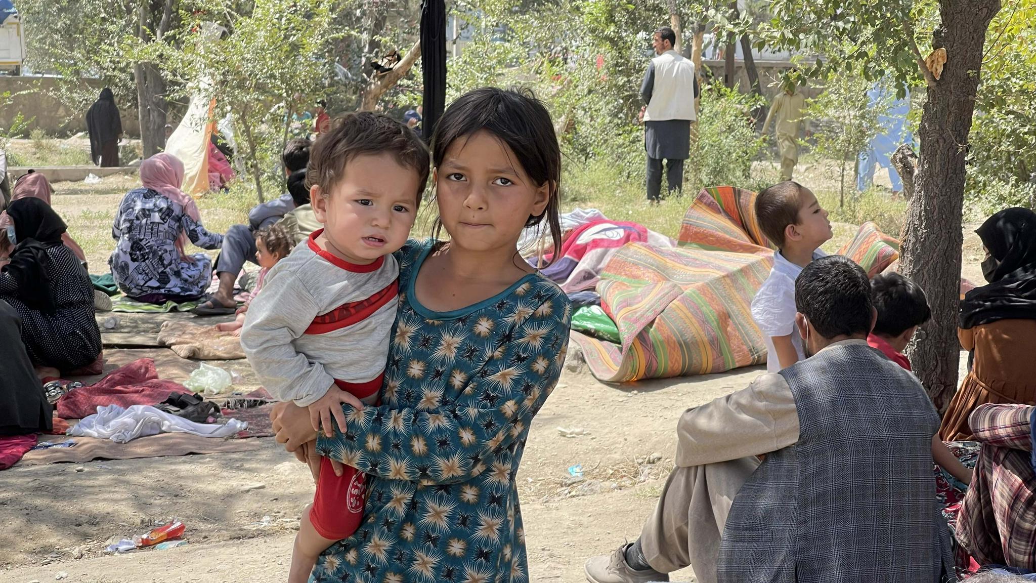 阿富汗发生战乱，民众无家可归，在公园里搭帐篷