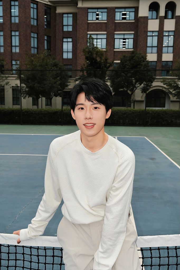 周奇校园操场大片少年感满满 篮球作伴肆意挥洒青春朝气_高清图集