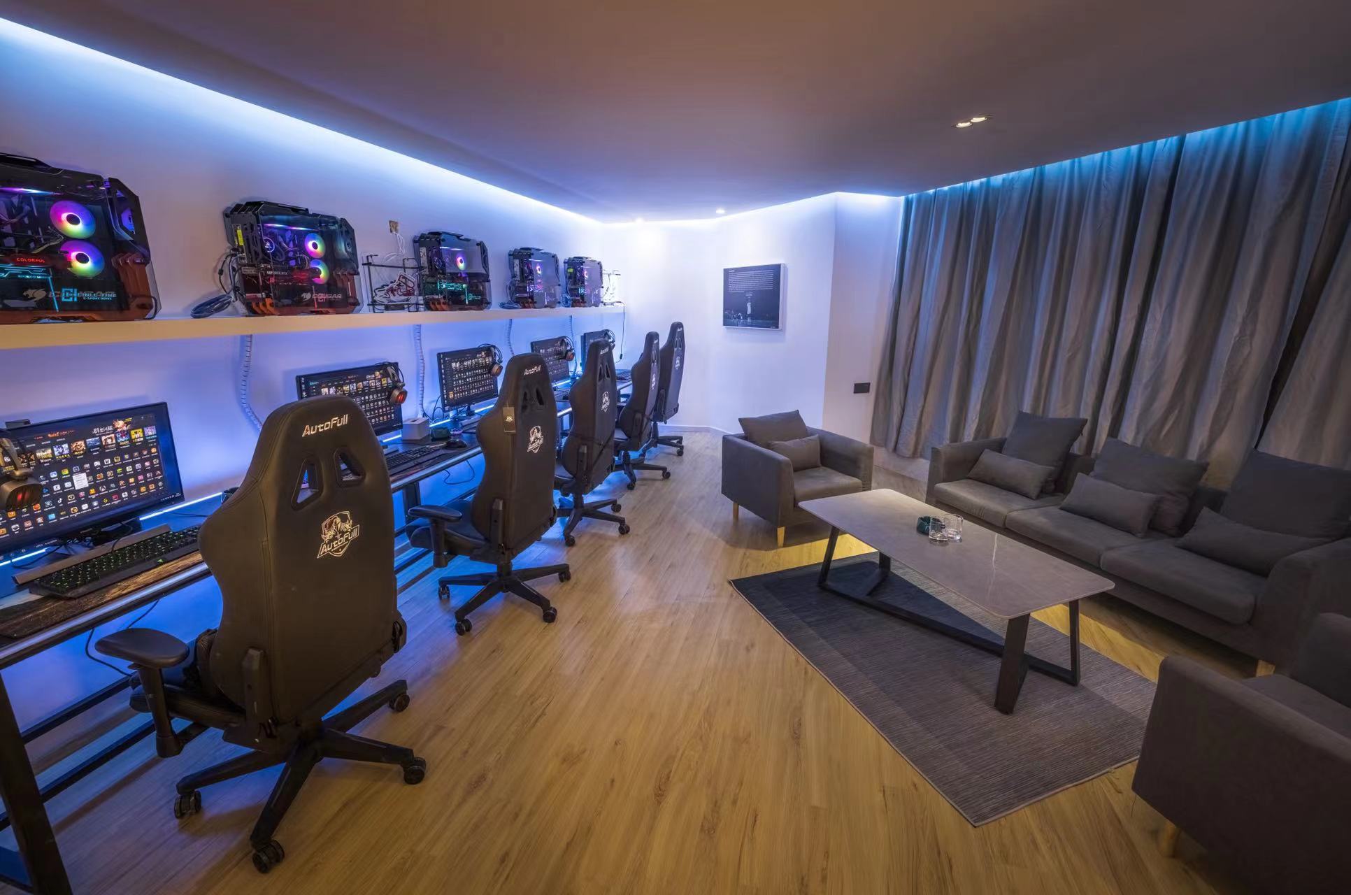 edg夺冠夜他们开着电竞酒店赚大钱有人花上10万住半年