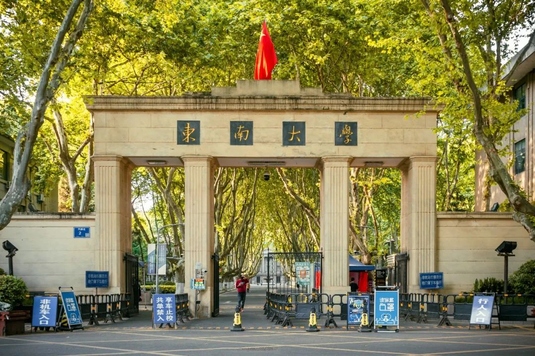 三年前的9月,本科阶段一路拼搏的吕玉林,终于站在了东南大学门口,看着