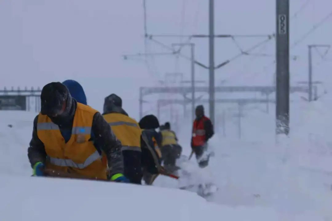 △铁路职工抢通被暴雪掩埋的线路。