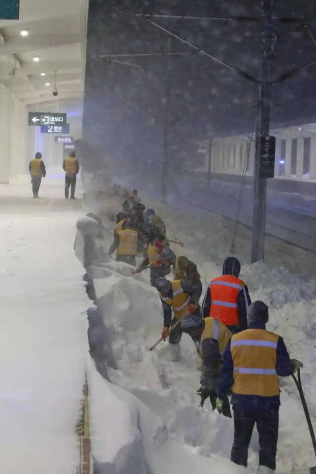 △铁路职工清扫站内线路积雪。