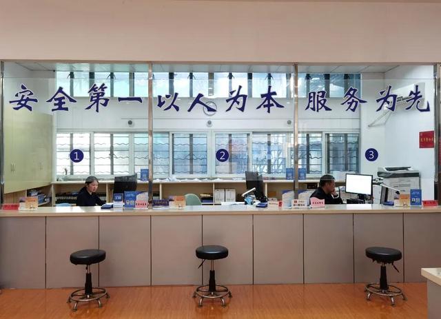 在窗口工作的她,把群众的每一件小事当做大事,尽心竭力