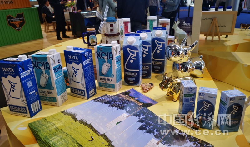图为第四届进博会光明乳业展台展出的牛奶制品。中国经济网记者 施予摄