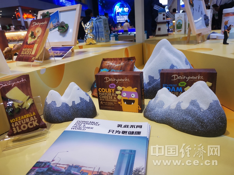 图为第四届进博会光明乳业展台展出的奶酪产品。中国经济网记者 施予摄