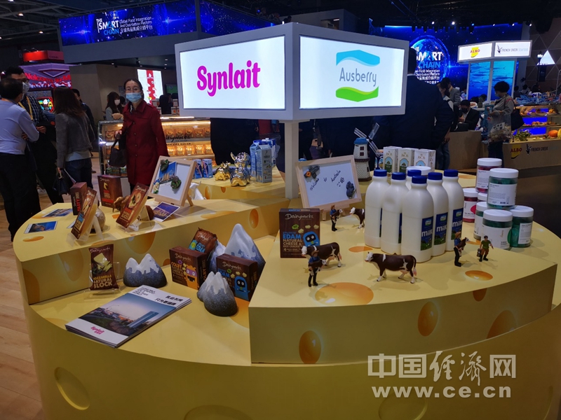 图为第四届进博会光明乳业展台,展台为奶酪形状。中国经济网记者 施予摄