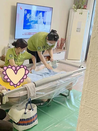 图说:帮老人洗澡.