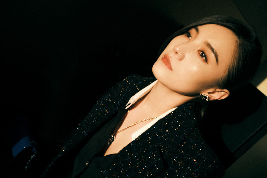 宋佳落日黄昏大片氛围感拉满公主切刘海搭配西装酷飒十足