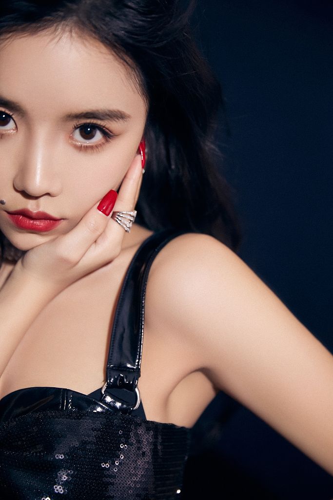 安崎黑色吊带亮片裙造型性感酷飒 长卷发配浓郁红唇