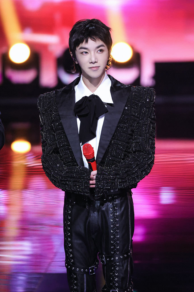 华晨宇黑色亮片垫肩西装搭皮裤摩登吸睛狼尾发型又酷又野