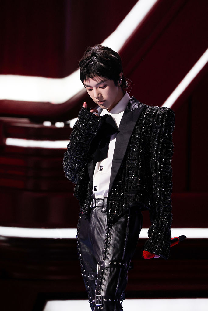 华晨宇黑色亮片垫肩西装搭皮裤摩登吸睛狼尾发型又酷又野